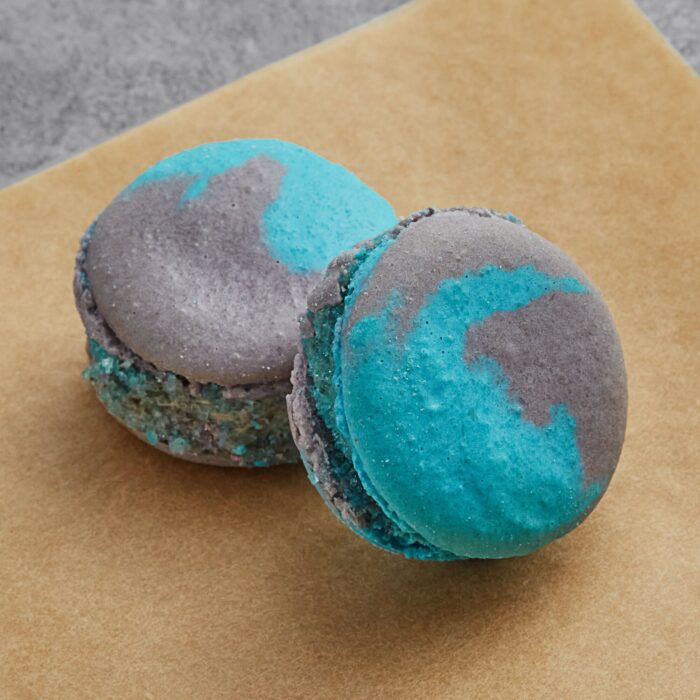 Blue Cookies and Cream Macaron